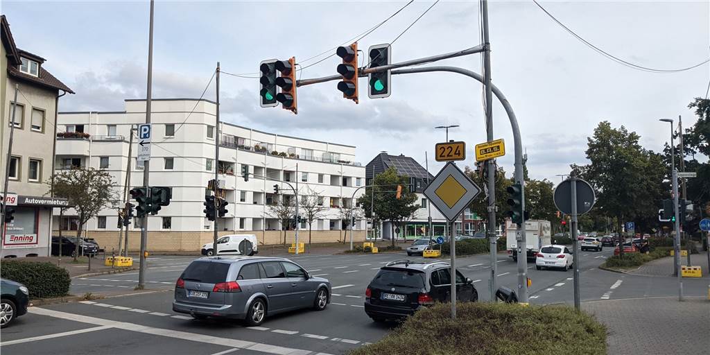 Rollt nun endlich die „Grüne Welle“ durch die Innenstadt von Dorsten? Die Doppelampel im Bereich Ostwall/Willy-Brandt-Ring und Schiffbauerstraße/Kappusstiege wurde in den vergangenen Tagen modernisiert, dadurch soll es häufiger zu einer grünen Welle kommen.