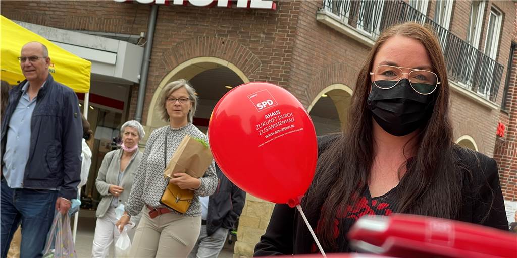 Und auf einmal ist Berlin für Sarah Lahrkamp zum Greifen nah Kann sich Hoffnungen auf den Einzug in den Bundestag machen: SPD-Kandidatin Sarah Lahrkamp, hier beim Straßenwahlkampf in Ahaus.