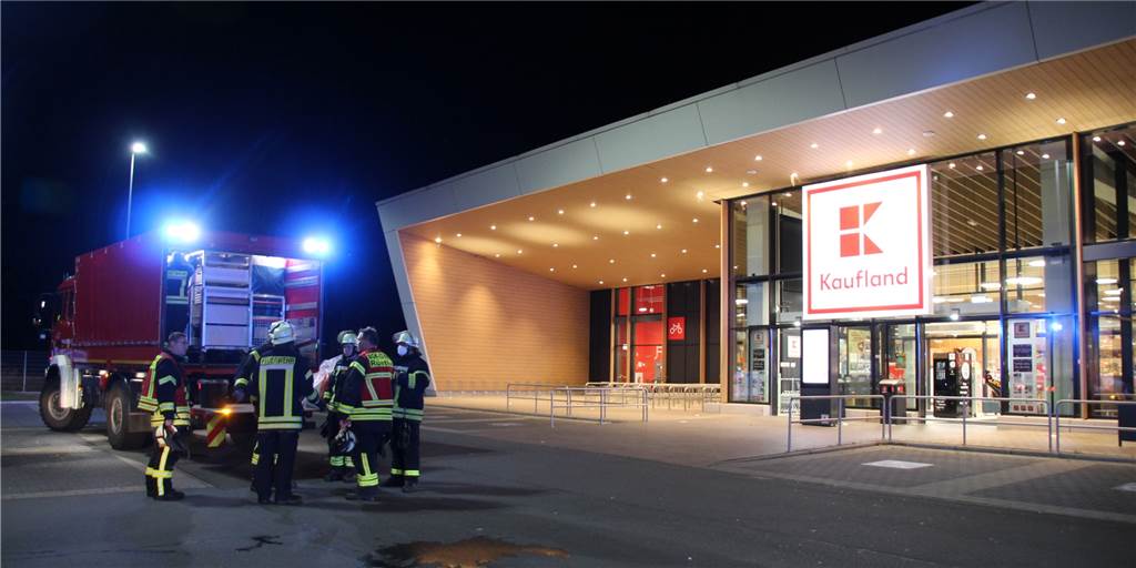 Kaufland-Gebäude in Rünthe wegen Säure-Alarm geräumt Kaufland-Gebäude in Rünthe wegen Säure-Alarm geräumt