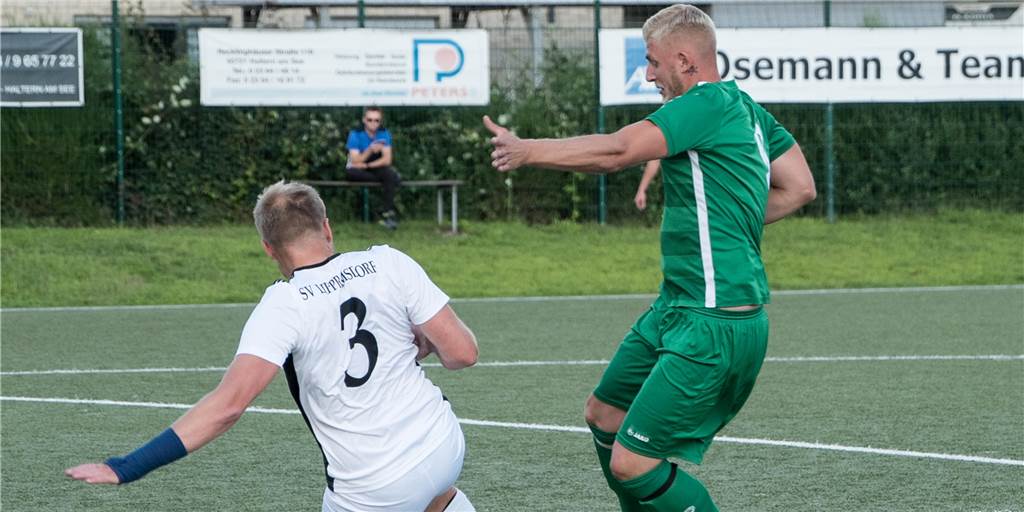 Bossendorfs Wloczyk nach Hattrick: „Ich will so viele Tore wie möglich schießen“ Julian Wloczyk (r.) erzielte sieben Tore in den ersten drei Saisonspielen.