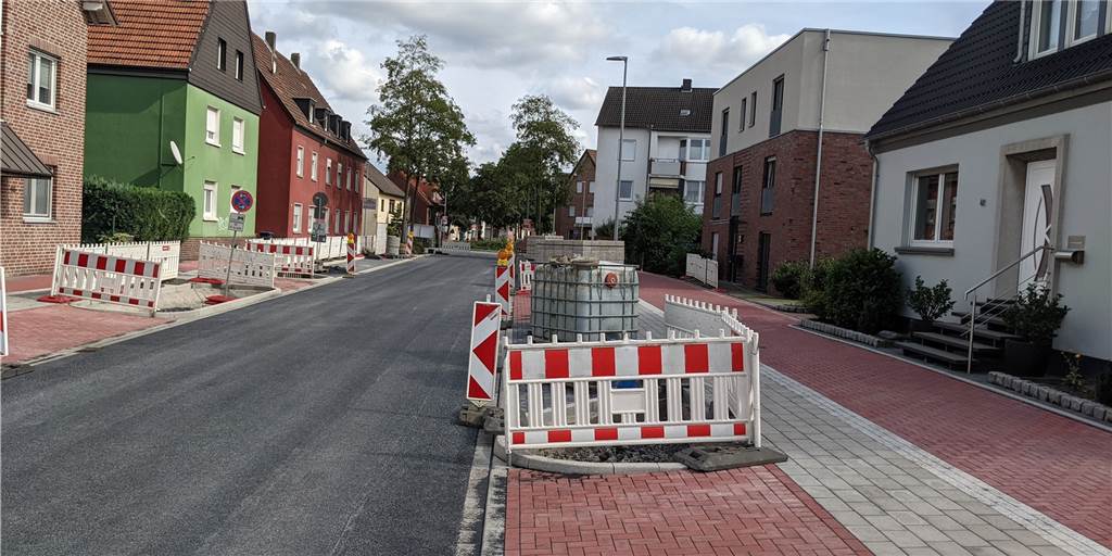 Klosterstraße: Fahrbahn viel schmaler, mehr Platz für Rad- und Gehwege Mehr Platz für Fußgänger und Radfahrer, die Fahrbahn für die Autofahrer ist aber deutlich schmaler geworden: Zwischen Hafenstraße und Georgplatz kann man schon sehen, wie die Klosterstraße künftig aussehen wird.