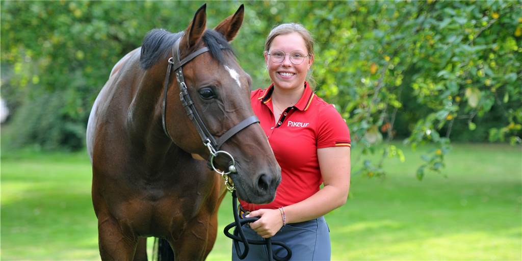 Alina Sparwel startet beim CHIO in Aachen: „Für jeden Reiter das Größte“ Alina Sparwel und ihr Erfolgspferd Ma Petite auf einer Wiese am Landesstützpunkt in Osterwick.