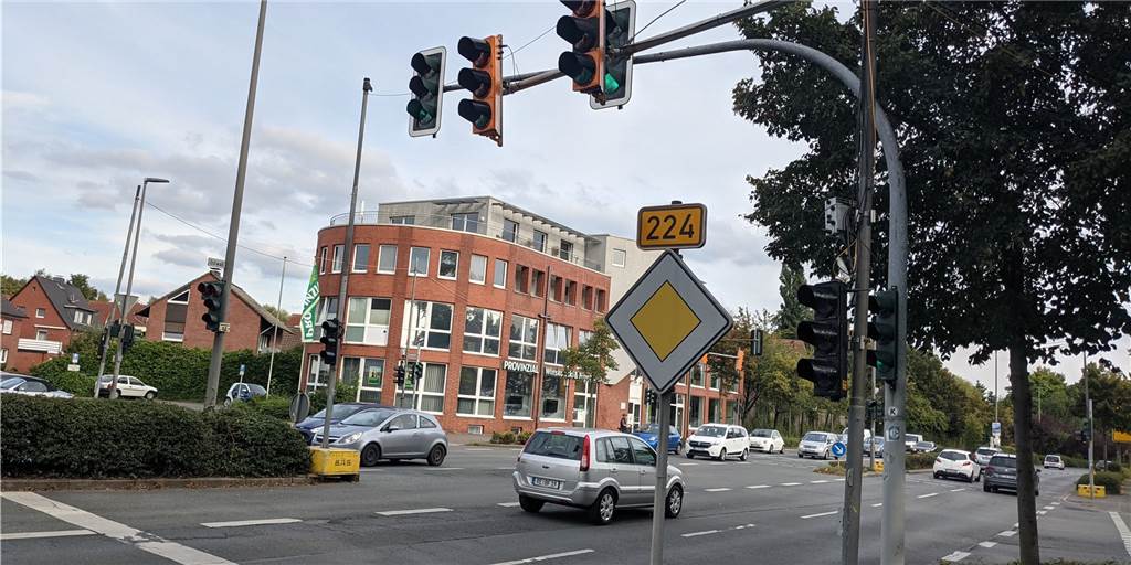 Auch eine „Grüne Welle“ würde die Verkehrsprobleme nicht beseitigen Eine Doppelampel in der Dorstener Innenstadt wurde technisch umgerüstet, jetzt sollen die Autofahrer häufiger eine "Grüne Welle" bekommen.