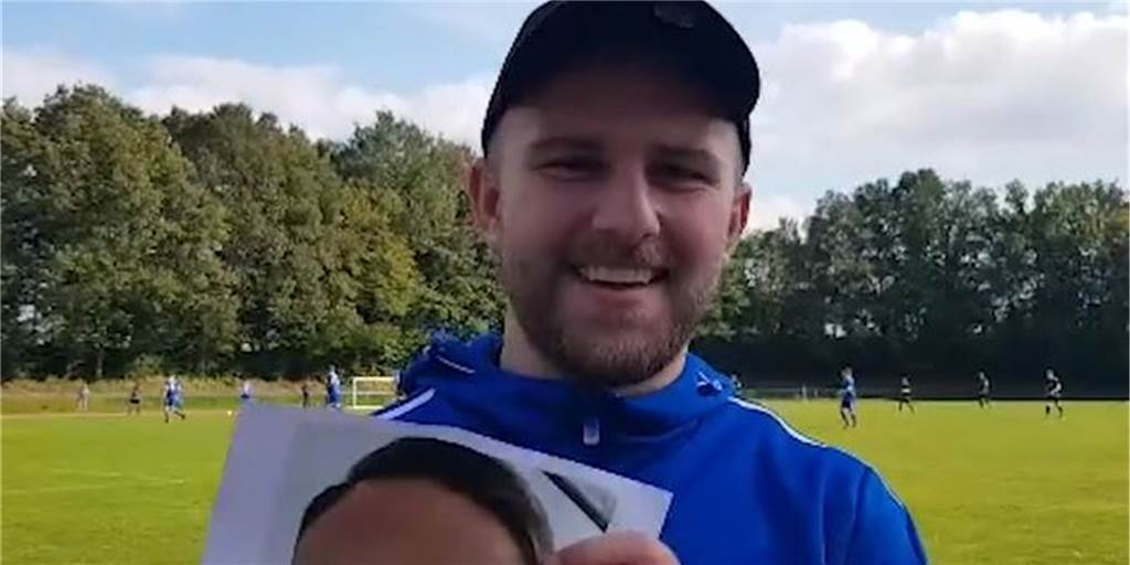 Andre Born (VfL Kamen) im Video: Das hat es mit dem Motivationsbild auf sich Andre Born vom VfL Kamen muss schon lachen, wenn er das Kamener Motivationsbild in die Kamera hält.