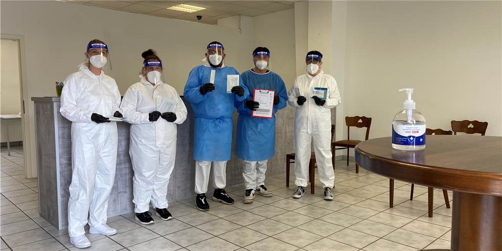 Corona-Teststellen haben keine Zukunft? Falsch: In Dortmund eröffnet eine neu Dortmunds gut gelauntes neues Coronatest-Team besteht unter anderem aus (v.l.) Kinga Kozar, Christina Foli, Murat Gün, Cihan Gün und Tanja Marks.