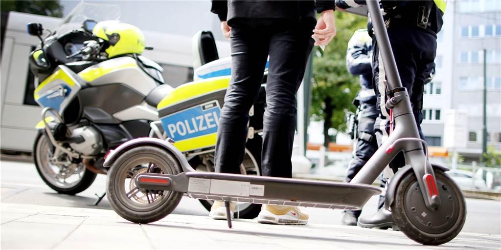 Probefahrt mit E-Scooter endet für 50-jährige Schwerterin vor Gericht Eine Frau aus Schwerte geriet mit ihrem E-Scooter auf der Schützenstraße in eine Polizeikontrolle. Deswegen stand sie nun vor Gericht.