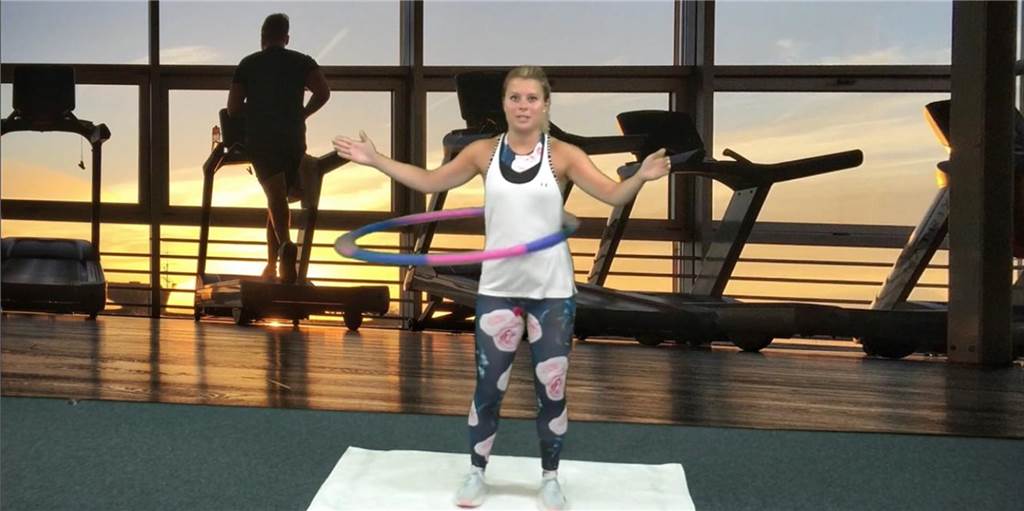 Hula Hoop für Anfänger: Dieses Workout trainiert den ganzen Körper Für dieses Workout braucht ihr einen Hula-Hoop-Reifen.