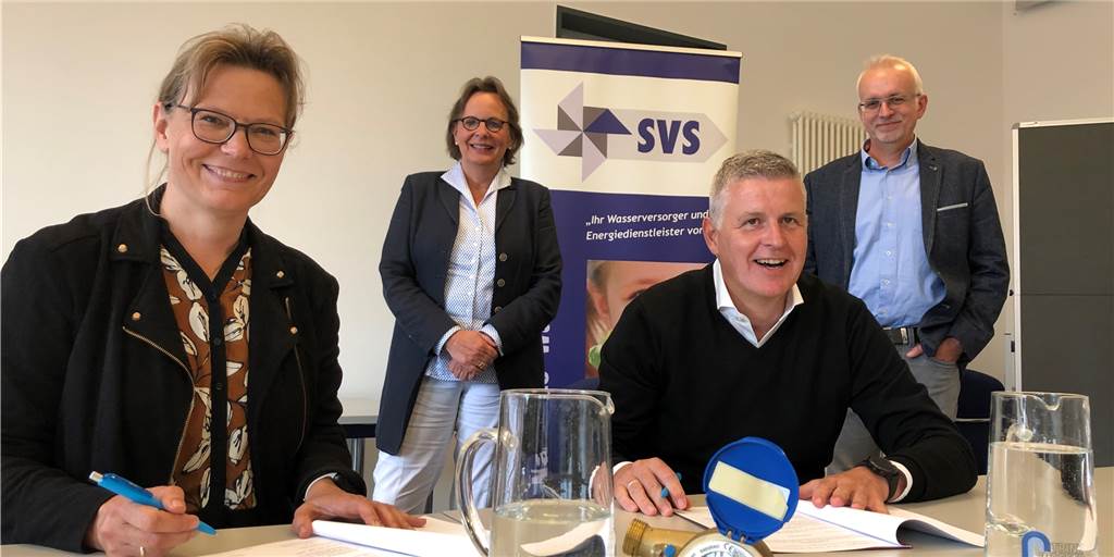 Trinkwasser fließt auch in den nächsten 25 Jahren von Gescher nach Stadtlohn Freuen sich über den neuen, langfristigen Liefervertrag für Trinkwasser (v.l.) Ursula Boes (SWG), Geschers Bürgermeisterin Anne Kortüm, Thomas Spieß (SVS) und Südlohns Bürgermeister Werner Stödtke.