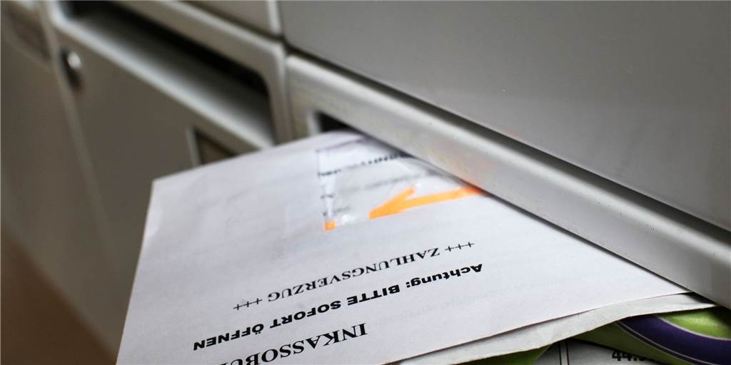 Auf dieses Schreiben sollten Sie nie antworten – erst recht nicht zahlen Einfach ignorieren ist der falsche Weg, aber die Verbraucherzentrale weiß Rat, wie man mit Schreiben von Inkassobüros umgeht: prüfen und sich im Zweifel beraten lassen.