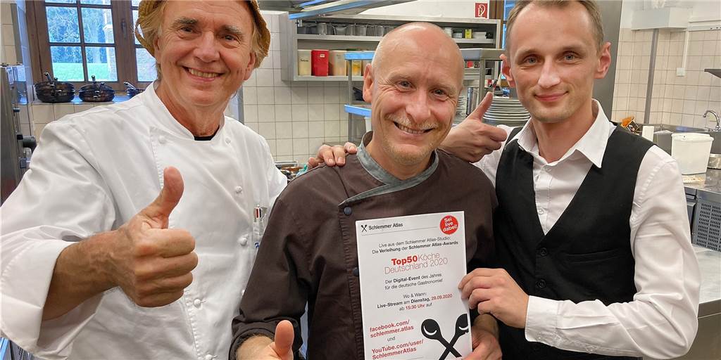 Viele Gäste wollen sich noch mal von Franz Lauter bekochen lassen Franz L. Lauter (l.) und Norbert Parzych (M.) freuten sich mit einem Kollegen aus dem Team über die Urkunde des Schlemmeratlas. Jetzt bekommt Lauter zum dritten Mal hintereinander die Auszeichnung.