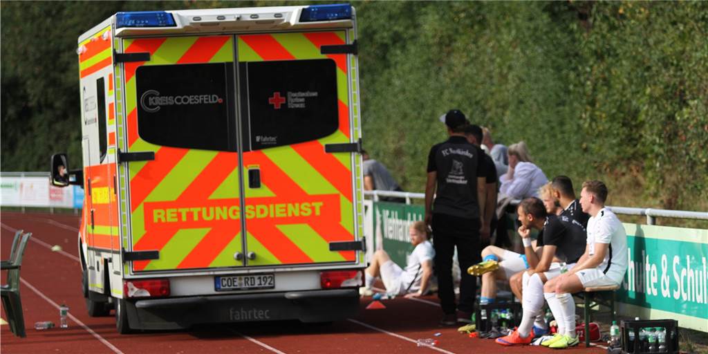 Schwere Verletzung endete im Krankenhaus: FC Nordkirchen muss lange auf Leistungsträger verzichten Wegen der Verletzung beim Spiel zwischen dem FC Nordkirchen und Mengede 08/20 musste sogar ein Rettungswagen anrücken.