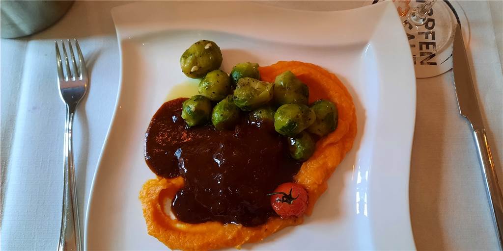 Der Fleisch-Hauptgang: Geschmorte Kalbsbäckchen an Porter-Bierjus mit Süßkartoffelpüree und glasiertem Rosenkohl. 
