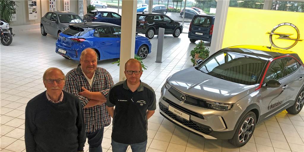 Opel-Autohaus Wilkes bleibt weiterhin in Familienhand Der Familienbetrieb Wilkes blickt voller Zuversicht in die Zukunft (von links): Gründer Paul Wilkes, der neue Geschäftsführer Christoph Wilkes und Verkaufsleiter Bernd Schlattmann.