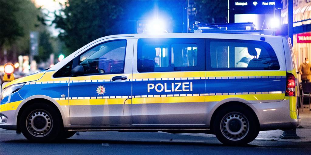 Spielabbruch und Polizeieinsatz: Treppen runtergeschubst und Kind (4) aus Tumult gerettet Spielabbruch und Polizeieinsatz: Treppen runtergeschubst und Kind (4) aus Tumult gerettet