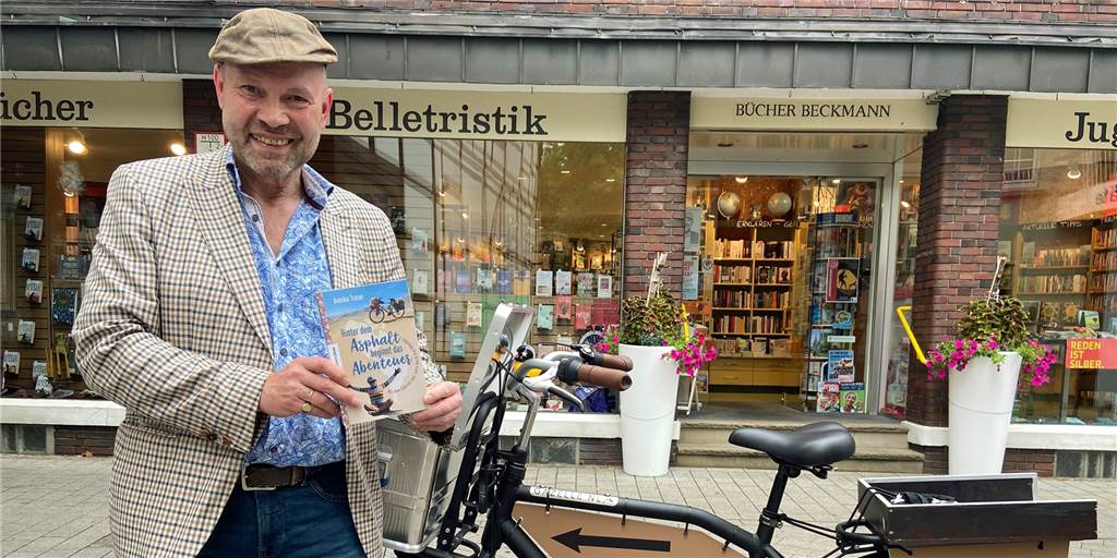 Buch per Rad: In Werne werden Bücher und Co. nun auf zwei Rädern ausgeliefert Buchhändler Hubertus Waterhues liefert seine Bücher per Lastenrad aus.