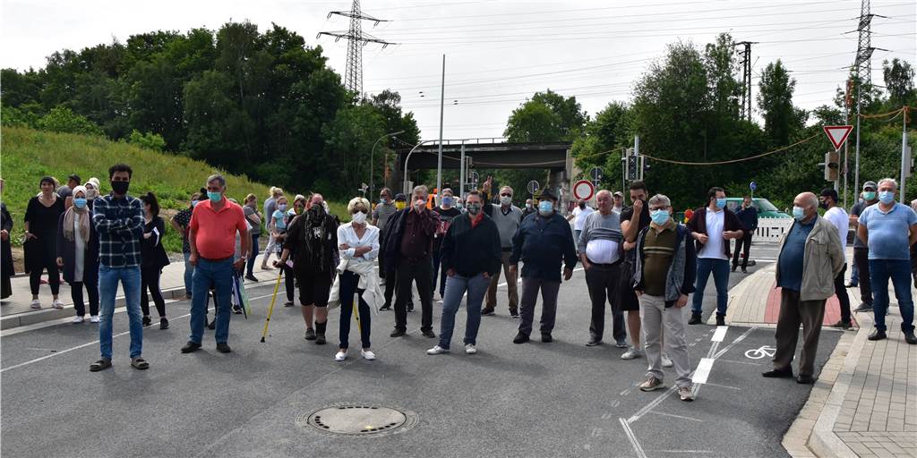1,7 Kilometer Umweg statt wenige Meter: Anwohner wollen Sperrung nicht hinnehmen Etwa 50 bis 60 Anwohner versammelten sich Mitte 2020, um gegen die Sperrung der Rüschebrinkstraße zu protestieren. Nun sprachen sie in der Sitzung der Bezirksvertretung Scharnhotrst vor