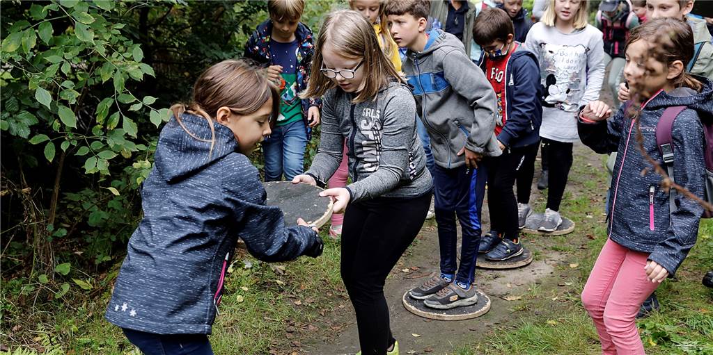 Halterner Schüler in der Haard: „Der Wald ist gut für den Klimaschutz“ Bei der "Moorüberquerung" waren Geschicklichkeit und Teamarbeit gefragt.