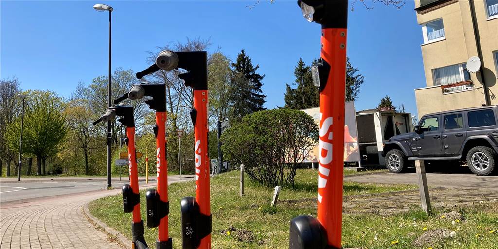 Parken auf Gehwegen: Zahlen E-Scooter-Betreiber auch Nutzungsgebühren? E-Scooter werden häufig wild auf öffentlichen Gehwegen geparkt. Müssen Betreiber deswegen Sondergebühren an die Stadt Castrop-Rauxel zahlen?