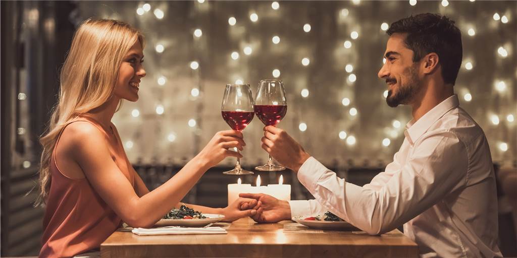 Wenn sich das Gegenüber nicht benehmen kann: No-Gos beim ersten Date Gerade bei einem Blind-Date kann es mal richtig schlecht laufen, sodass einem sein Gegenüber sogar unangenehm ist.