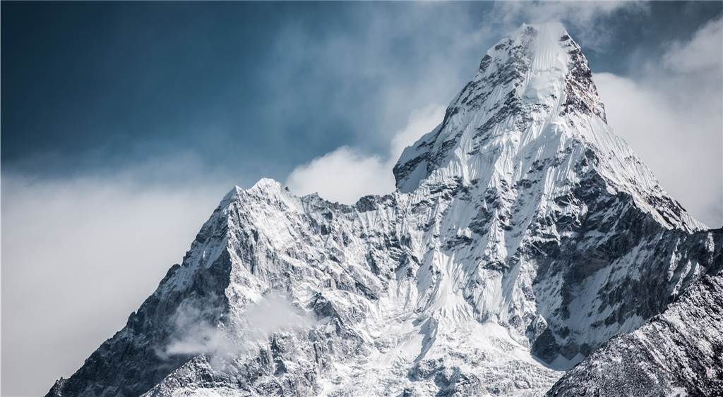 Daten zur Corona-Lage legen nahe: Da besteigen Menschen den Mount Everest in Badelatschen Daten zur Corona-Lage legen nahe: Da besteigen Menschen den Mount Everest in Badelatschen