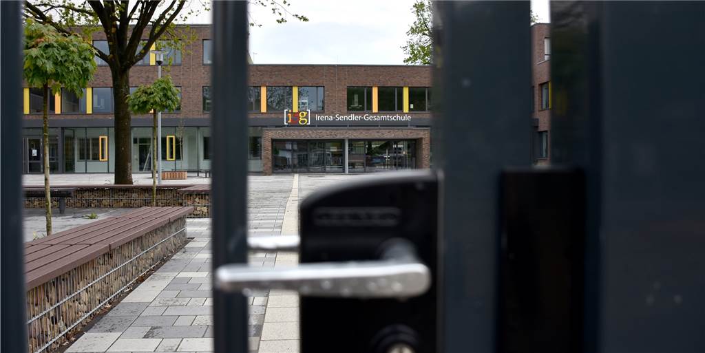 Erweiterungspläne: Sieben Züge wären nur Rettungsanker für Gesamtschule Geht es nach der Ahauser Politik und Verwaltung, soll die Irena-Sendler-Gesamtschule ab dem kommenden Schuljahr dauerhaft auf sieben Züge erweitert werden. Schon jetzt ist aber klar, dass selbst das in wenigen Jahren eng wird. Völlig offen ist im Moment auch noch, wie die Bezirksregierung über den Antrag entscheidet.