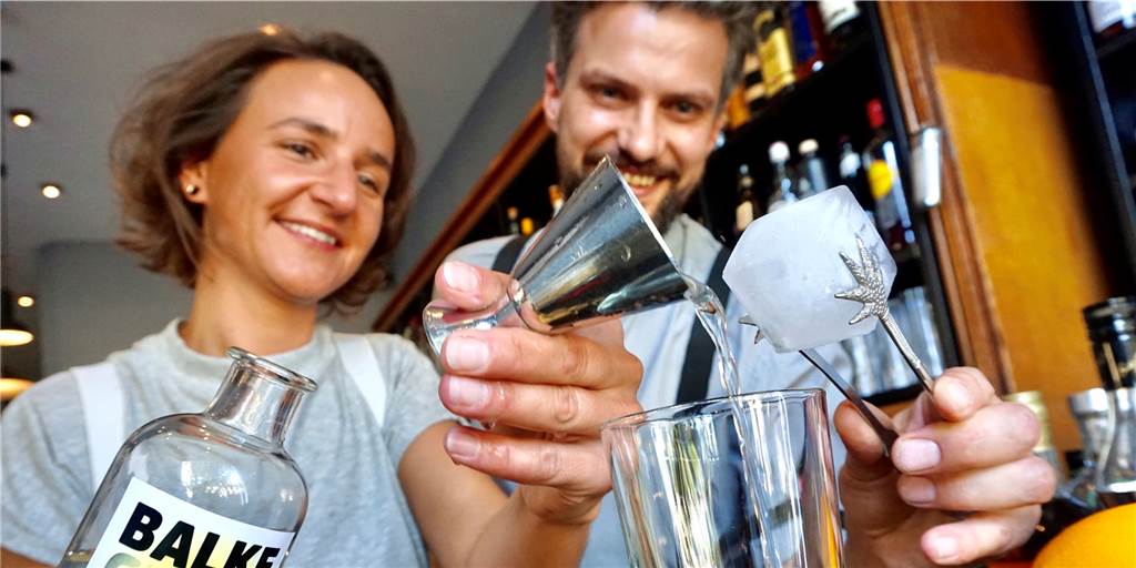Dortmunder Cocktail-Spezialisten entwickeln eigenen Gin Die Dortmunder Cocktailbar Balke, hier Barchef Marc Hüggenberg (r.), hat zusammen mit der Traditionsbrennerei Krämer einen eigenen Gin entwickelt.