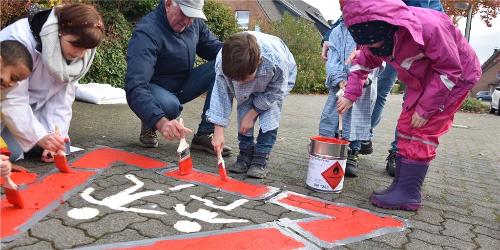 Verkehrssicherheit: Stadt besorgt Farbe für Piktogramme - und lässt sie dann links liegen Am Kindergarten in der alten Barbaraschule malten Kinder und Anwohner Ende 2019 Piktogramme auf den Boden, um Raser zu bremsen. Seither wartete man auf neue Farbe für weitere Standorte.
