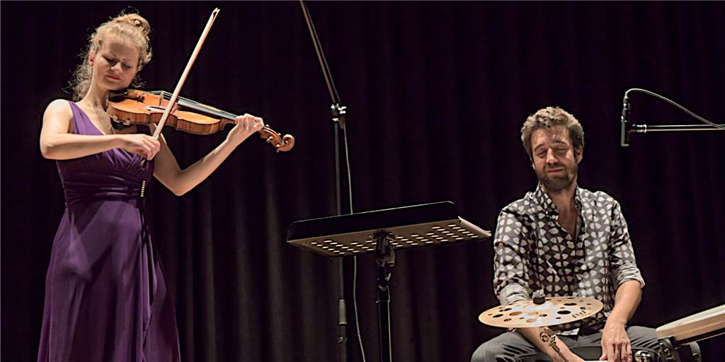 Liv Migdal, Geige, und Matan Goldstein, Cajòn, konzertierten im großen Saal des Bürgerhauses Selm.