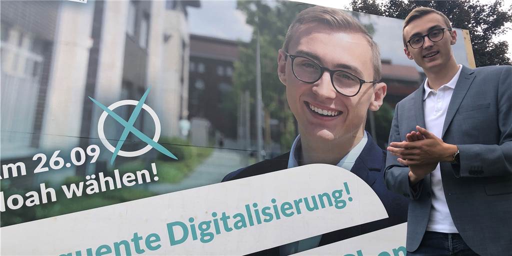 Nein, das ist nicht Philipp Amthor – Noah will für Dortmund in den Bundestag Noah Trojanowski vor seinem Wahlplakat an der B1. Bei dem Fototermin hupten vorbeifahrende Autos.