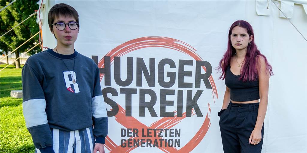 Hungerstreik: Dortmunderin bricht am 20. Tag in Berlin zusammen Lina Eichler (l.) befindet sich gemeinsam mit anderen Aktivisten in Berlin im Hungerstreik. Am Samstag (18.9.), vier Tage nachdem dieses Bild entstanden ist, ist sie zusammengebrochen.