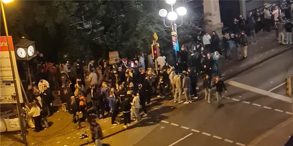Zahlreiche Menschen feierten am Freitag (17.9.) an der Möllerbrücke - wenig später nach diesen Aufnahme eskalierte die Situation. 