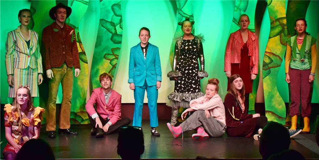 „Momo? Greta? Wir!“ - Die Aufführung übertrifft alle Erwartungen Anna Nottenkämper, Felix Deitermann, Finja Junietz, Jule Brinkert, Katarina Linckamp, Kyra Arnold, Louisa Heitkamp, Matthias Döpper, Pauline Schröter, Ronja Gouders und Wiebke Külker überzeugten stimmlich und schauspielerisch das Publikum.