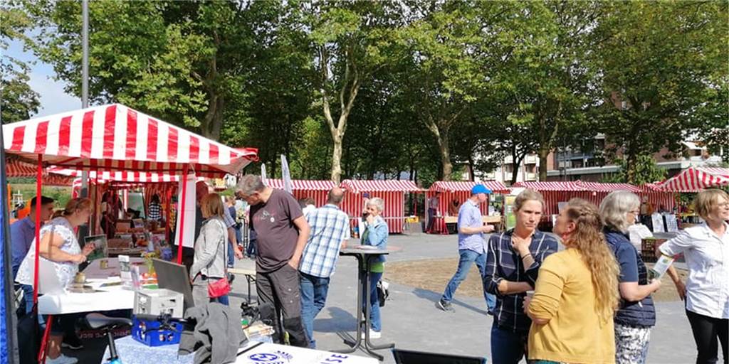 Umweltmesse feierte im Bürgerpark in Dorsten erfolgreich Premiere Die Besucherinnen und Besucher der Umweltmesse führten angeregte Gesprächen mit den Standbetreibern.