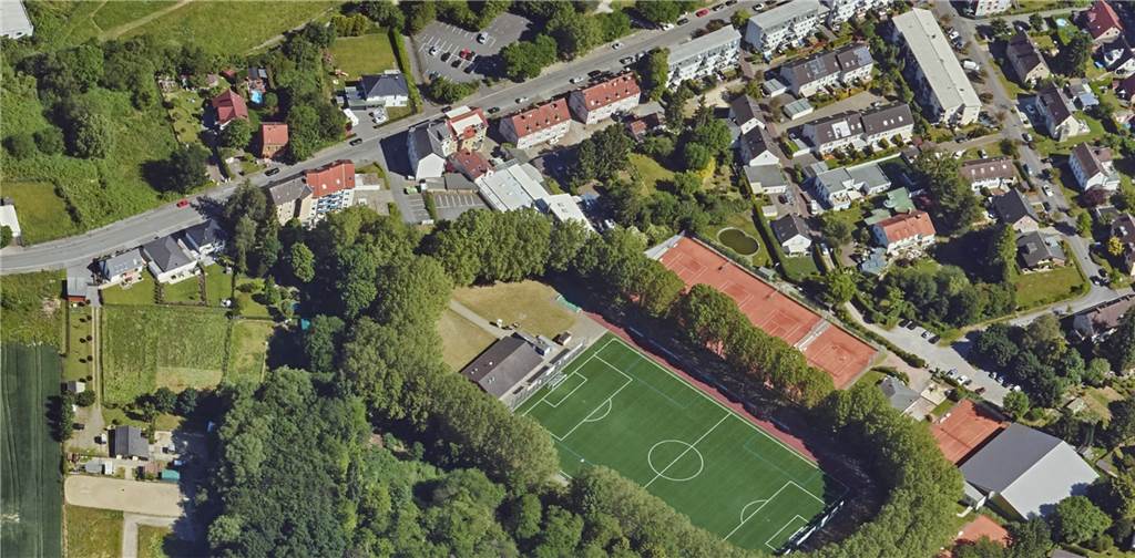 Die Kampfbahn Erin an der Karlstraße fasst locker 1000 oder mehr Zuschauer. Aber die Parkplätze im Umfeld sind das Problem. Der zum Stadion direkt nördlich des Eingangs befindliche Parkplatz ist schnell voll. Ortsunkundige weichen dann gern auf den Parkplatz auf der anderen Straßenseite aus. Doch der gehört den Anwohnern.