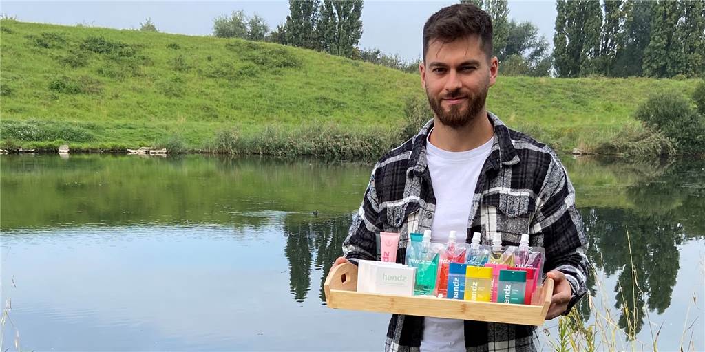Riecht nicht wie Tequila: Buntes Desinfektions-Spray aus Castrop-Rauxel Cem Ak präsentiert Handcreme, Seife und Desinfektions-Spray im Erin-Park in Castrop-Rauxel. Dort ist das Büro seines jungen Unternehmens handz.