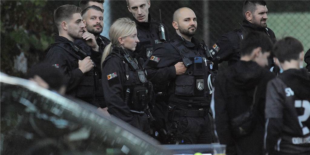 Einsatzhundertschaft bei Obercastrop gegen Bövinghausen – Wollten Schalker Ultras kommen? Einsatzhundertschaft bei Obercastrop gegen Bövinghausen – Wollten Schalker Ultras kommen?