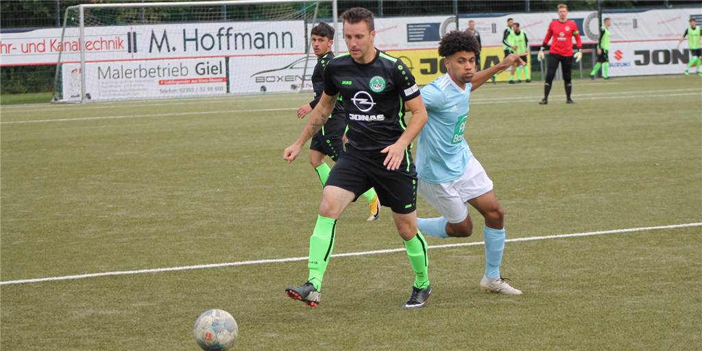 Rasant wie eine Achterbahnfahrt: SG Massen holt den ersten Dreier der Saison Philipp Kohlmann traf zum 5:2-Endstand für die SG Massen.