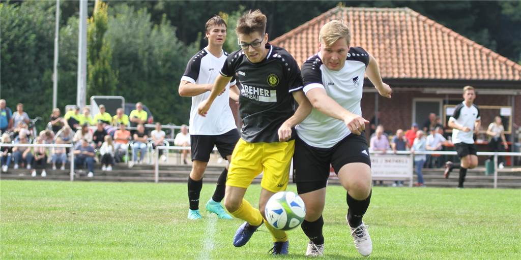 Trotz bisher bestem Gegner der Saison: SC Capelle sendet „dickes Ausrufezeichen“ Maximilian Rethmeier (l.) traf dreifach für den SC Capelle.