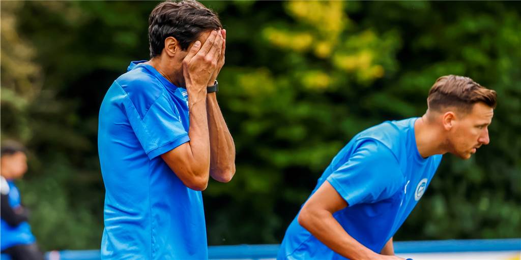 Die 111 schönsten Bilder vom Wochenende: Von den Dortmunder Fußballplätzen und aus den Hallen Beim FC Brünninghausen konnte es Trainer Rafik Halim auch mal nicht fassen, sein Team gewann aber deutlich.
