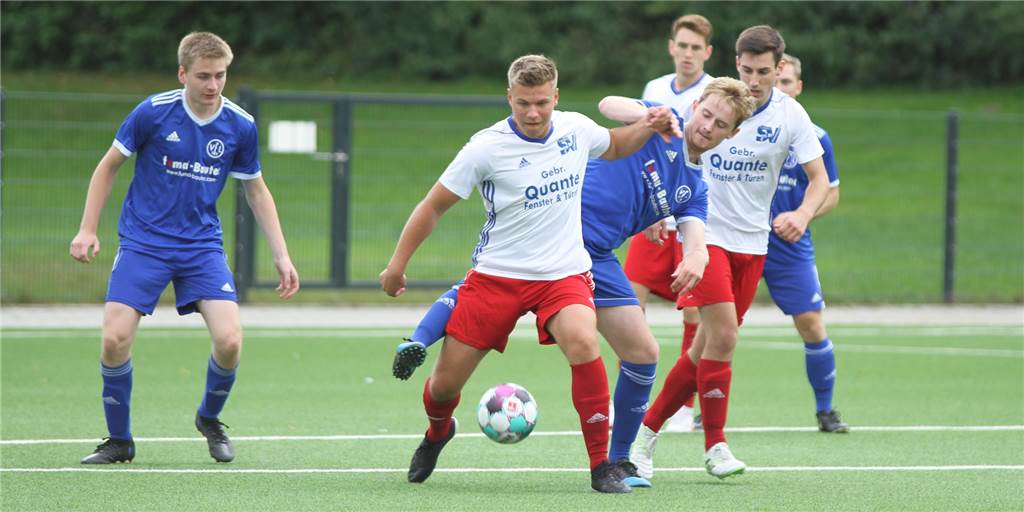 SV Südkirchen in ungewohnter Optik: Die besten Bilder vom Torfestival gegen den VfL Senden II Felix Lohmann (vorne) und der SV Südkirchen behaupteten sich gegen den VfL Senden II.