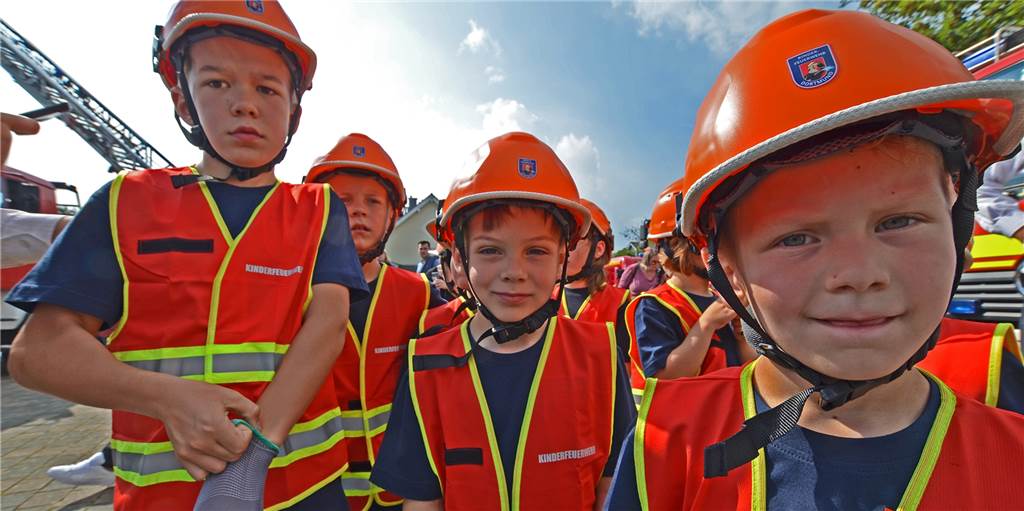 Mit Video: Kinder löschen loderndes Feuer – 300 Menschen schauen zu Einsatz abgeschlossen - Die Kinder haben den Brand erfolgreich bekämpft.