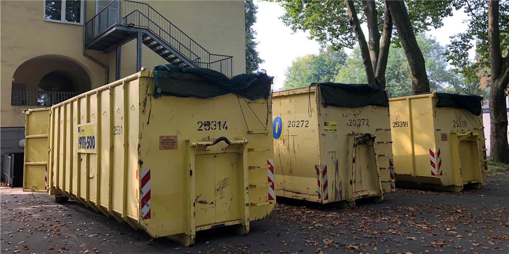Sechs Jahre Flüchtlingsarbeit: Wenn Kinder Bilder von Bomben und Leichen malen Vor dem Derner Flüchtlingsheim stehen gleich mehrere riesige Container, Die Einrichtung wird aufgelöst