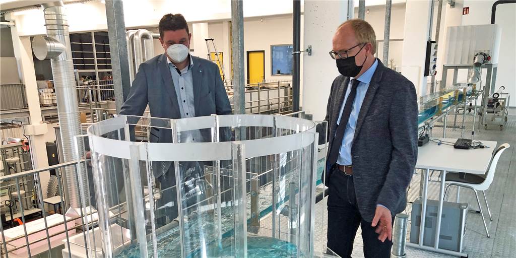 Castrop-Rauxeler Forscher und die Stadt: Gemeinsam gegen Klima-Katastrophen Helmut Grüning (r.) demonstriert Bürgermeister Rajko Kravanja die Kraft des Wassers, die ein Kanalnetz überfordern kann.