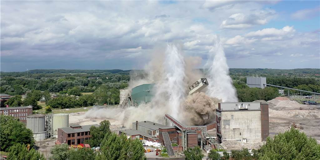 Mit einem großen Knall wurden Kessel, Bunkerschwerbau und der letzte Schornstein des Steag-Kraftwerks Ende Juli gesprengt. Sorgen um die zukunft der Fläche machen sich Ludger Kerkhoff von der IGBCE und Hans-Georg Fohrmeister, Vorsitzender des DGB Lünen.