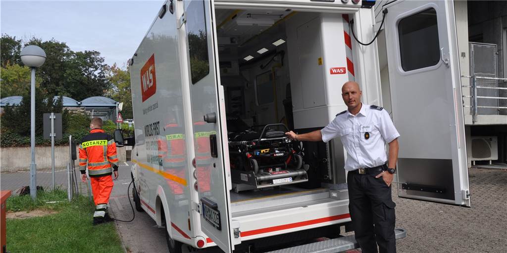 Elektro-Rettungswagen im Notfalleinsatz: Lünen macht den Test Tim Kewitz, Leiter Rettungsdienst Lünen, zeigt den ersten Rettungswagen mit E-Antrieb in Lünen. Der Prototyp ist medizinisch komplett ausgerüstet.
