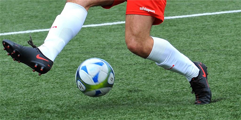 TuS Holzen-Sommerberg liegt in Lauerstellung - und ein Spieler trifft auf beiden Seiten Die A-Junioren des TuS Holzen-Sommerberg blicken auf einen gelungenen Start in die Bezirksliga-Saison zurück.