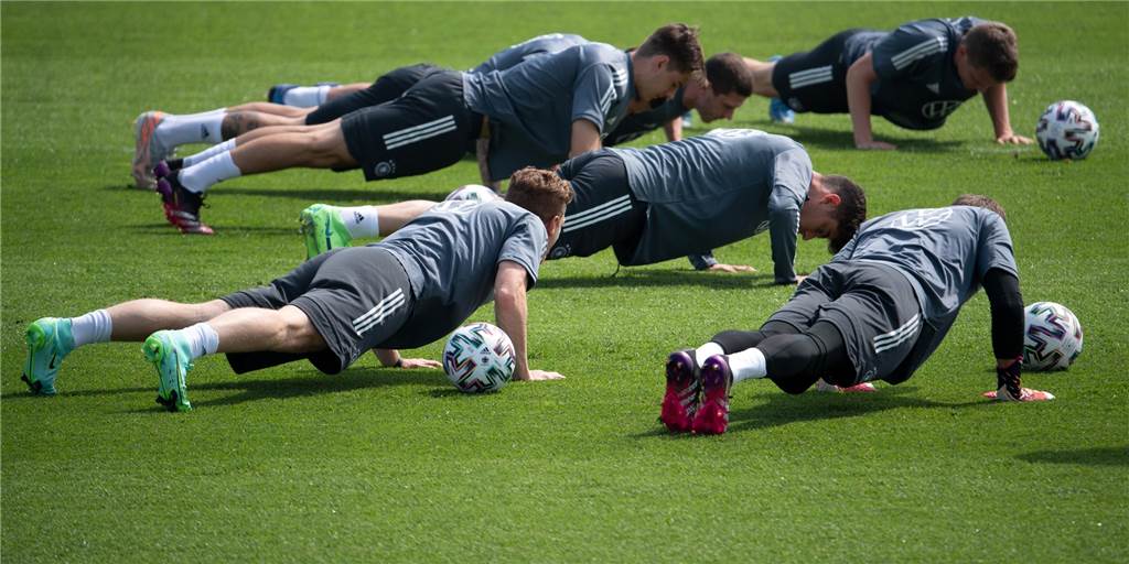 1000 Liegestütze haben die Kicker des FC Castrop-Rauxel besser gemacht Liegestütze wie die Nationalmannschaft vor der EM 2021 mussten auch die Fußballer des FC Castrop-Rauxel machen. Sogar jede Menge.