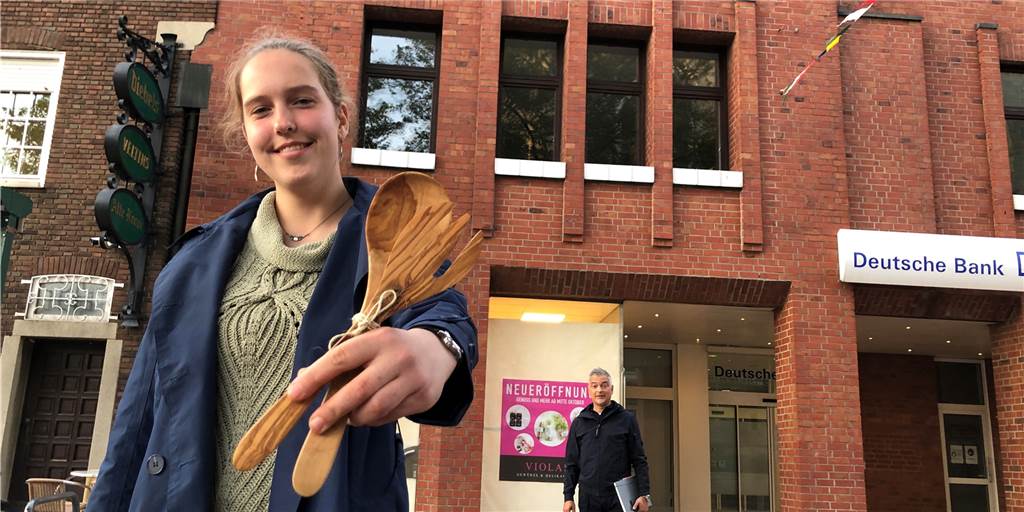Curry statt Kiefern: Xenia Dischinger eröffnet Gewürzladen in Stadtlohn Xenia Dischinger eröffnet im Oktober an der Dufkampstraße 1 "Violas' Stadtlohn", ein Fachgeschäft für Gewürze und Delikatessen. Citymanager Giampietro Salerno freut sich, dass neues Leben in einen langjährigen Leerstand einzieht.