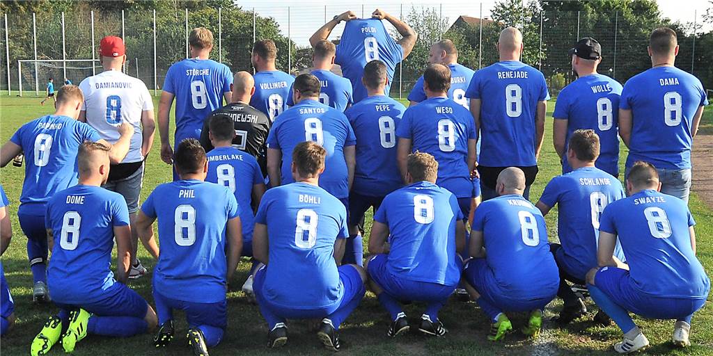Kult-Trainer kehrt nach zehn Jahren zurück - 22 Ex-Spieler feiern feuchtfröhlich nach 13 Toren Kult-Trainer kehrt nach zehn Jahren zurück - 22 Ex-Spieler feiern feuchtfröhlich nach 13 Toren