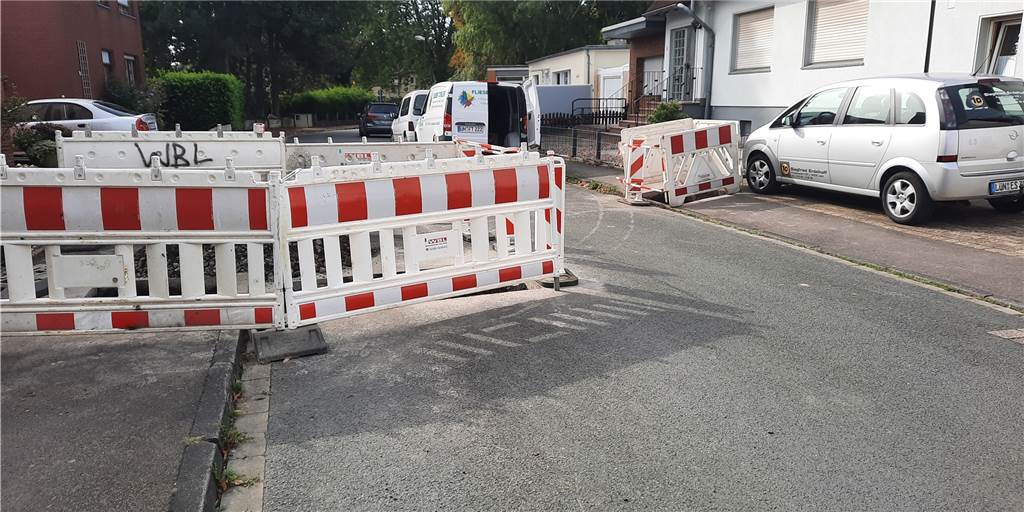 Anwohner ist sauer: Intakter Bereich der Querstraße aufgerissen Nun ist auch das eigentlich am besten erhaltene Stück der Querstraße aufgerissen worden. Dort ist der Boden untersucht worden.